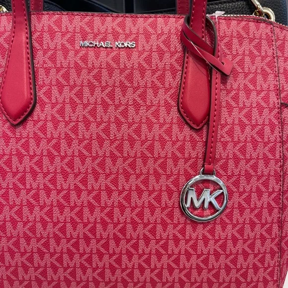 MICHAEL KORS Marilyn Md Signature Logo Shoulder Tote Bag
Dark Raspberry
NWT - Picture 10 of 16